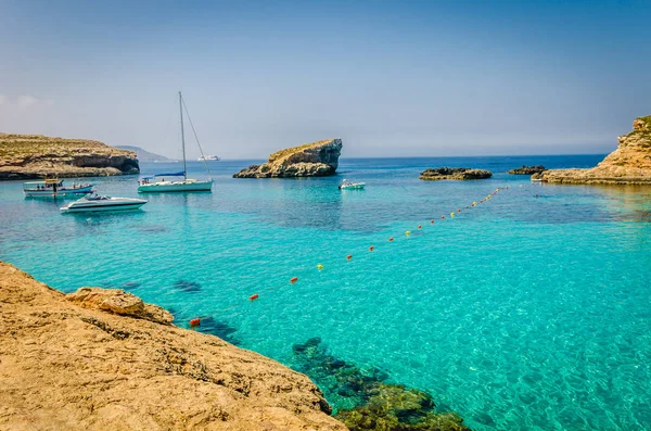 Blue Lagoon, Malta - Blue Lagoon Adası Comino mavi gökyüzü ile bir parlak güneşli yaz gününde üzerinde mağaralar