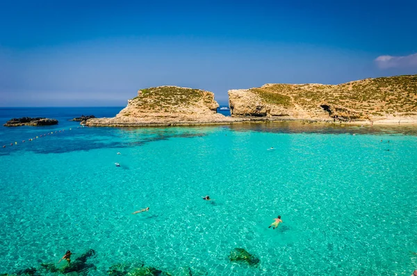 Blue Lagoon, Malta - Blue Lagoon Adası Comino mavi gökyüzü ile bir parlak güneşli yaz gününde üzerinde mağaralar