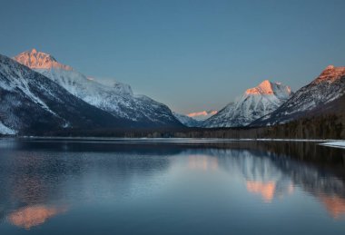 McDonald Gölü günbatımı dağ zirveleri ve yansımaları Buzul Ulusal Parkı, Montana, ABD