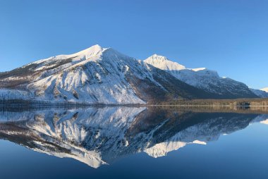 Stanton Dağı McDonald Gölü üzerindeki yansımaları Buzul Ulusal Parkı, Montana, ABD