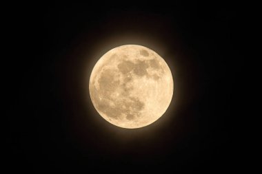 Kanadanın üzerinde gece gökyüzünde parlayan süper ay