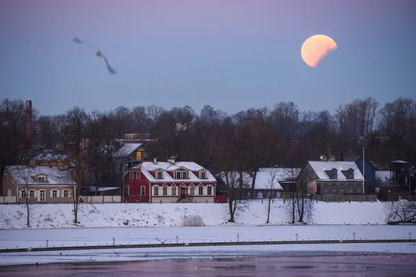 2019 Riga Lotyšsko Úplné Zatmění Měsíce Skončila Částečné Zatmění Měsíce — Stock fotografie