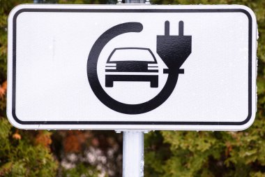 20.01.2019. Adazi, Letonya. Elektrikli araba şarj istasyonu iz.