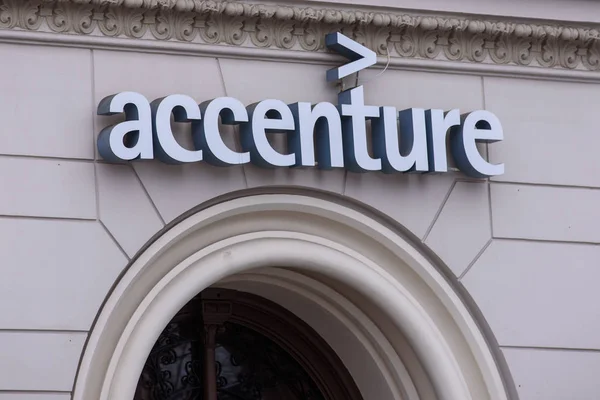 11.02.2018. Riga, Letonya. Accenture firma logosu. Bir küresel yönetim danışmanlığı ve strateji, danışmanlık, dijital, teknoloji ve operasyon hizmetleri sağlayan profesyonel hizmet firması Accenture olduğunu.