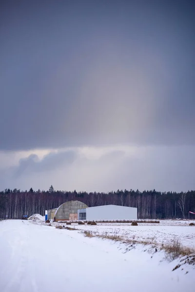 2019 Adazi Lotyšsko Temné Sněhu Mraky Obloze Letištěm — Stock fotografie
