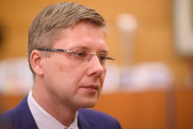 17.12.2018. Riga, Letonya. Nils Usakovs, Belediye Başkanı Riga Kent Konseyi, Andris Ameriks, Başkan Yardımcısı Belediye Başkanı Riga karar demission için sonra basın toplantısı sırasında.