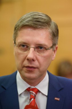 17.12.2018. Riga, Letonya. Nils Usakovs, Belediye Başkanı Riga Kent Konseyi, Andris Ameriks, Başkan Yardımcısı Belediye Başkanı Riga karar demission için sonra basın toplantısı sırasında.