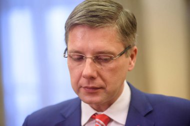 17.12.2018. Riga, Letonya. Nils Usakovs, Belediye Başkanı Riga Kent Konseyi, Andris Ameriks, Başkan Yardımcısı Belediye Başkanı Riga karar demission için sonra basın toplantısı sırasında.