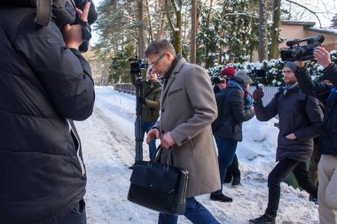 30.01.2019. Riga, Letonya. Nils Usakovs, Belediye Başkanı Riga kent ofisinde bir ara mal elleçleyen eşi ile Iveta Usakova-Strautina, subaylar bozulması önleme Bürosu (Knab)'ndan sonra ev ve ev, gelme dışarı Konseyi.