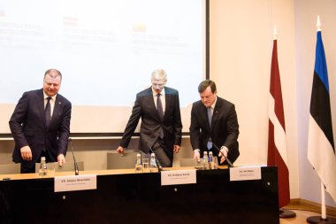 04.02.2019. Riga, Letonya. Arti Hilpus, Ambadassor Estonya Letonya için Krisjanis Karins, Başbakan Letonya ve Saulus Skvernelis, Başbakan Litvanya, Baltık Bakanlar Toplantı sonrasında basın toplantısı sırasında.