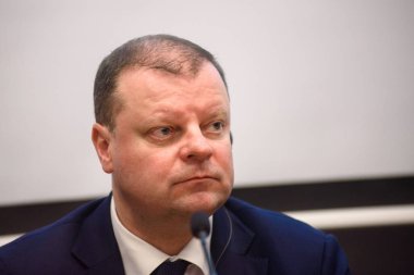 04.02.2019. Riga, Letonya. Arti Hilpus, Ambadassor Estonya Letonya için Krisjanis Karins, Başbakan Letonya ve Saulus Skvernelis, Başbakan Litvanya, Baltık Bakanlar Toplantı sonrasında basın toplantısı sırasında.