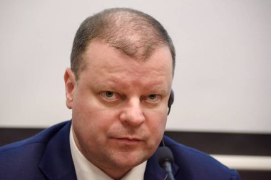 04.02.2019. Riga, Letonya. Arti Hilpus, Ambadassor Estonya Letonya için Krisjanis Karins, Başbakan Letonya ve Saulus Skvernelis, Başbakan Litvanya, Baltık Bakanlar Toplantı sonrasında basın toplantısı sırasında.