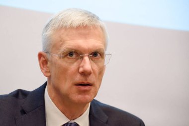 04.02.2019. Riga, Letonya. Arti Hilpus, Ambadassor Estonya Letonya için Krisjanis Karins, Başbakan Letonya ve Saulus Skvernelis, Başbakan Litvanya, Baltık Bakanlar Toplantı sonrasında basın toplantısı sırasında.