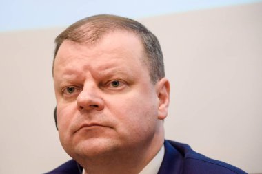 04.02.2019. Riga, Letonya. Arti Hilpus, Ambadassor Estonya Letonya için Krisjanis Karins, Başbakan Letonya ve Saulus Skvernelis, Başbakan Litvanya, Baltık Bakanlar Toplantı sonrasında basın toplantısı sırasında.