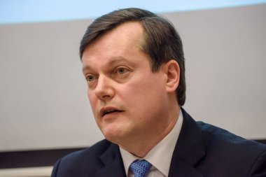 04.02.2019. Riga, Letonya. Arti Hilpus, Ambadassor Estonya Letonya için Krisjanis Karins, Başbakan Letonya ve Saulus Skvernelis, Başbakan Litvanya, Baltık Bakanlar Toplantı sonrasında basın toplantısı sırasında.