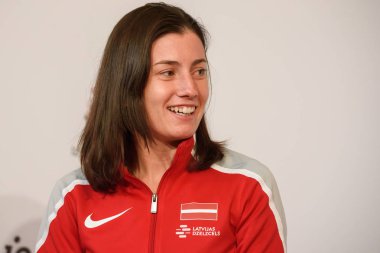 Riga, Letonya - 05 Şubat 2019: Anastasija Sevastova, Letonya takımı. Fedcup için Letonya Takımı üyeleri, Riga Merkez Tren İstasyonu'nda Dünya Grubu Ii Birinci Tur maçları öncesi hayranları ile toplantı sırasında.
