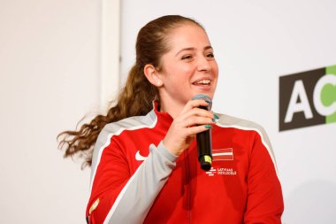 05.02.2019. Riga, Letonya. Jelena Ostapenko, takım Letonya. Merkez Tren İstasyonu Riga dünya Grup II ilk tur Oyunlar önce taraftarlarla toplantı sırasında takım Letonya Fedcup için Üyeler.