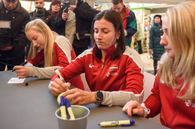 05.02.2019. Riga, Letonya. Merkez Tren İstasyonu Riga dünya Grup II ilk tur Oyunlar önce taraftarlarla toplantı sırasında takım Letonya Fedcup için Üyeler.