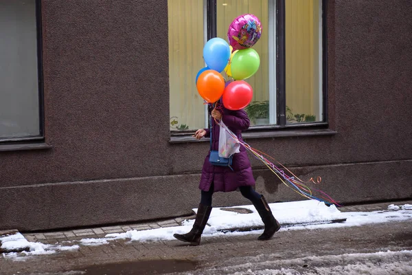 2019 Riga Letonia Mujer Caminando Por Calle Con Globos Colores Imágenes De Stock Sin Royalties Gratis