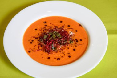 Kabak çekirdeği, pancar lahanası ve kabak yağ ile domates çorbası.