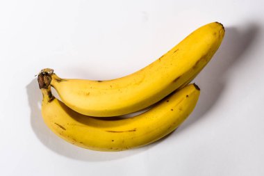 Beyaz arka planda izole edilmiş muzların yakın çekimi