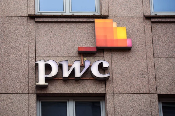 15.02.2019. Riga, Letonya. Riga şehirde bina cephesinde Pwc firma logosu. PWC çokuluslu profesyonel hizmetler ağ şirketidir.