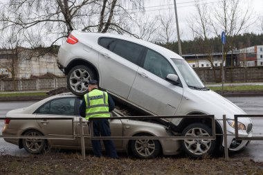 20.02.2019. Riga, Letonya. Araba kazası - Bmw ve Hyundai. Garip durum, Hyundai araba çatıda Bmw araba var. Muhtemelen Bmw çalıntı bir araba vardı.