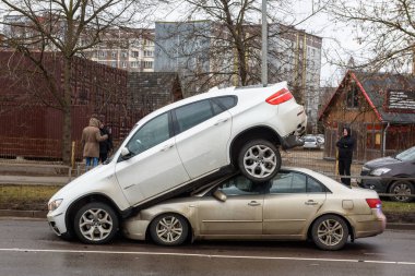 20.02.2019. Riga, Letonya. Araba kazası - Bmw ve Hyundai. Garip durum, Hyundai araba çatıda Bmw araba var. Muhtemelen Bmw çalıntı bir araba vardı.