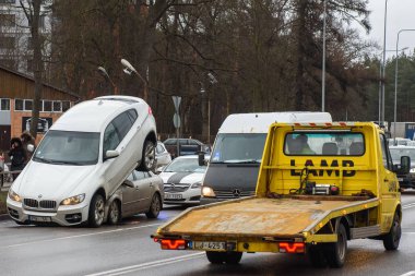 20.02.2019. Riga, Letonya. Araba kazası - Bmw ve Hyundai. Garip durum, Hyundai araba çatıda Bmw araba var. Muhtemelen Bmw çalıntı bir araba vardı.