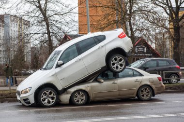 20.02.2019. Riga, Letonya. Araba kazası - Bmw ve Hyundai. Garip durum, Hyundai araba çatıda Bmw araba var. Muhtemelen Bmw çalıntı bir araba vardı.