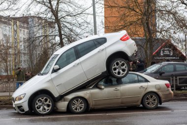 20.02.2019. Riga, Letonya. Araba kazası - Bmw ve Hyundai. Garip durum, Hyundai araba çatıda Bmw araba var. Muhtemelen Bmw çalıntı bir araba vardı.