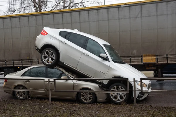 2019 ラトビア Bmw とヒュンダイ車事故 奇妙な状況は Bmw の車は現代の車の屋根の上です おそらく Bmw だった盗まれた車 — ストック写真