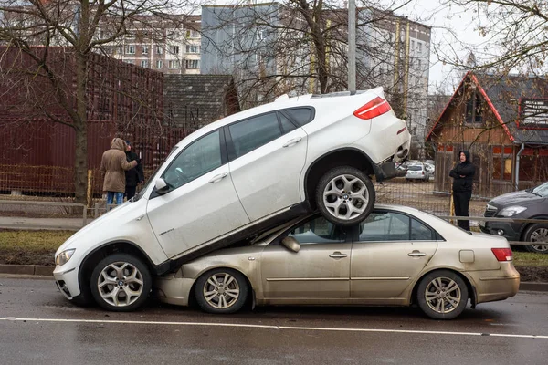 2019 Riga Latvia Acidente Carro Bmw Hyundai Estranha Situação Bmw — Fotografia de Stock