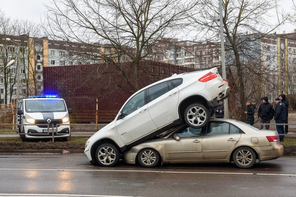 20.02.2019. Riga, Letonya. Araba kazası - Bmw ve Hyundai. Garip durum, Hyundai araba çatıda Bmw araba var. Muhtemelen Bmw çalıntı bir araba vardı.