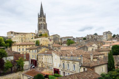 05.09.2017. Saint-milion, Fransa. Seçici odak fotoğrafı. Saint-milion köyü , Unesco Dünya Mirası Büyüleyici Romanesk kilise ve kalıntıları ile tüm dik ve dar sokakları boyunca uzanan.