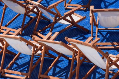 Plaj sandalyeleri gezisinde güneş koruyucu, gemi.