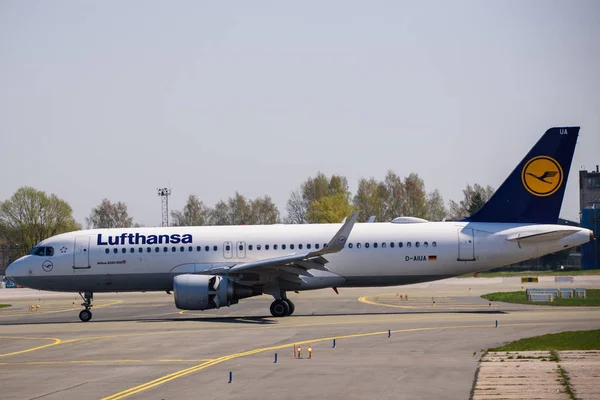 2018 Riga Lettland Lufthansa Airbus 320 200 Flygplan Landar Riga — Stockfoto