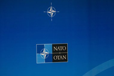 12.07.2018. Brüksel, Belçika. Nato (Kuzey Atlantik Antlaşması Örgütü), Nato zirvesinde 2018 logosu.