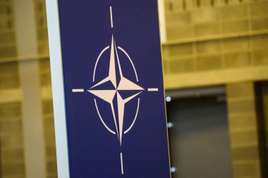 12.07.2018. Brüksel, Belçika. Nato (Kuzey Atlantik Antlaşması Örgütü), Nato zirvesinde 2018 logosu.