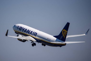 30.04.2018. Riga, Letonya. Ryanair Boeing 737-8as uçak, Riga Uluslararası Havalimanı (RIX kalkış sırasında).