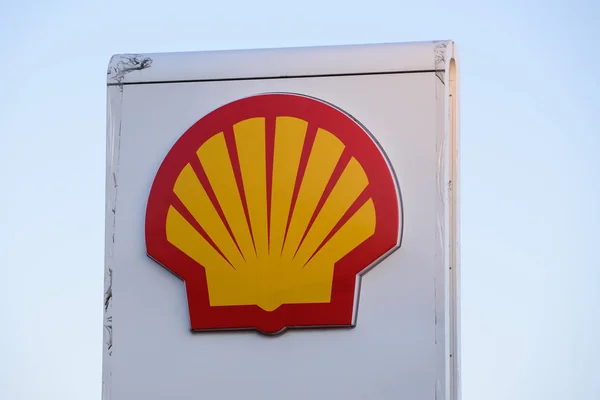 2019 Riga Lettonia Logo Della Compagnia Petrolifera Shell Sul Distributore — Foto Stock