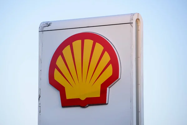 2019 Riga Lettonia Logo Della Compagnia Petrolifera Shell Sul Distributore — Foto Stock