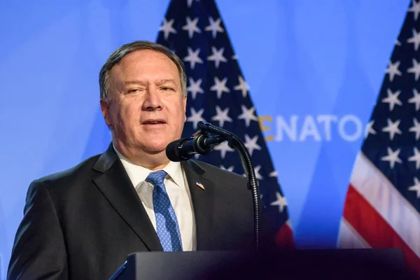 12.07.2018. Brüksel, Belçika. Mike Pompeo, Dışişleri Bakanı, Donald Trump 'ın basın toplantısı sırasında, Amerika Birleşik Devletleri Başkanı, NATO (Kuzey Atlantik Antlaşması organizasyonu) Zirvesi 2018