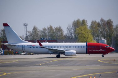 30.04.2018. Riga, Letonya. Norveç Hava uçağı Boeing 737-8jp, Riga Uluslararası Havaalanı kalkış sırasında (Rix).