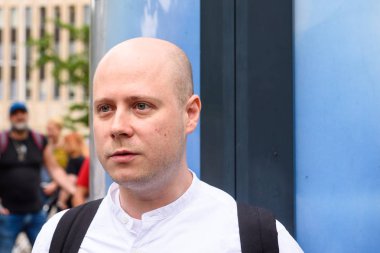 Riga, Letonya. 11 Haziran, 2019. Gözaltına alınan gazeteci Ivan Golunov 'un destekçileri sırasında Meduza 'nın baş editörü Ivan Kolpakov, protesto ve derhal serbest bırakma çağrıları konusunda destek ifade ediyor. Letonya Rusya Federasyonu Büyükelçiliği yakın Meydanı