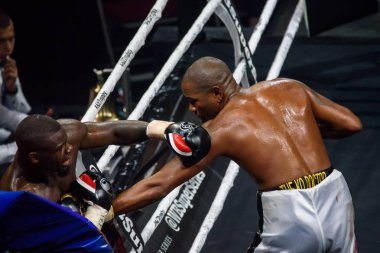 Riga, Letonya. 15 Haziran 2019. Kübalı boksör Yunier Dorticos ve Amerikalı boksör Andrew Tabiti arasında Dünya Boks Süper Serisi Yarı Final mücadele. Arena Riga.