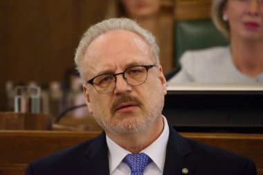 Riga, Letonya. 8 Temmuz 2019. Egils Levits, Letonya'nın yeni seçilen başkanı, Saeima'nın (Letonya parlamentosu) olağanüstü oturumunda yemin ve konuşma).