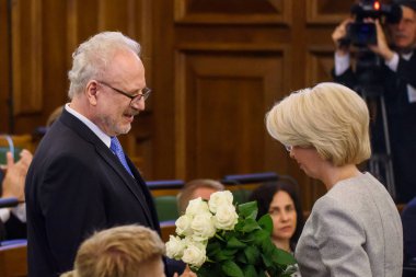 Riga, Letonya - 8 Temmuz 2019: Letonya Parlamentosu Başkanı Inara Murniece (R) Letonya'nın yeni seçilen Cumhurbaşkanı Egils Levits'e çiçek veriyor, Kutsal Yemin ve Saeima'nın olağanüstü oturumunda konuşma yapıyor