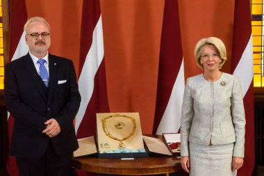 Riga, Letonya - 8 Temmuz 2019: Letonya'nın yeni seçilen başkanı Egils Levits, en yüksek devlet ödüllerinin ödül törenine katıldı. Letonya Parlamentosu, Riga.