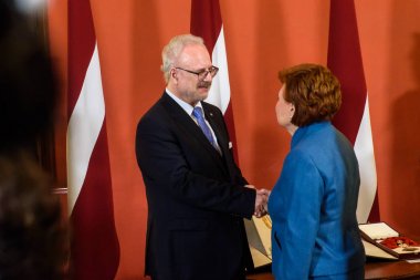 Riga, Letonya - 8 Temmuz 2019: Letonya'nın yeni seçilen başkanı Egils Levits, en yüksek devlet ödüllerinin ödül törenine katıldı. Letonya Parlamentosu, Riga.